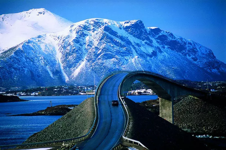 15-of-the-most-incredibly-beautiful-roads-in-the-world_2
