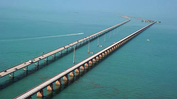 15-of-the-most-incredibly-beautiful-roads-in-the-world_5