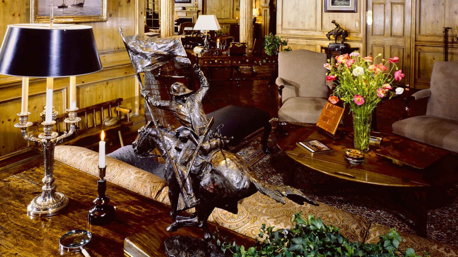 Step Into 80-Year-Old Tom Selleck's Mountain Home Full Of Western Charm_2