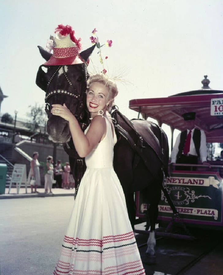 20 Old Hollywood Stars Really Knew How To Vacation_20