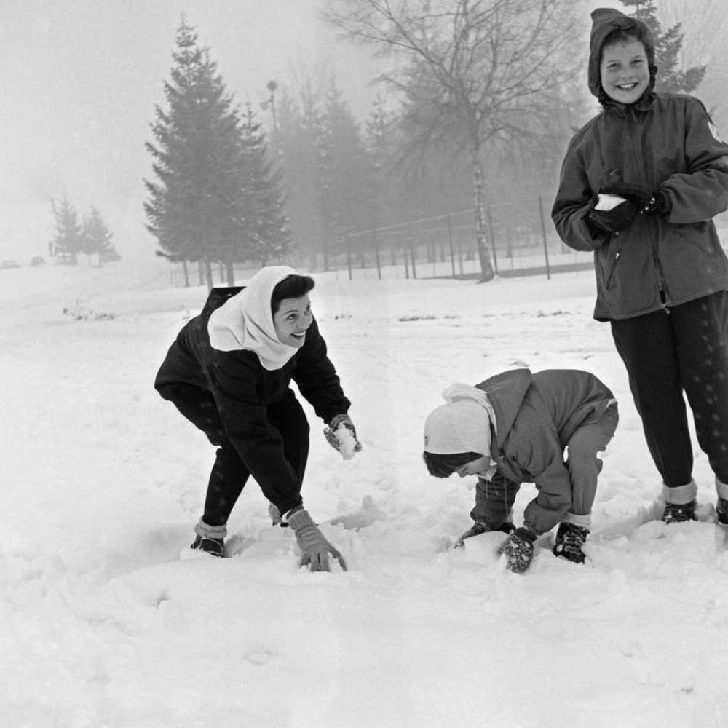 20 Old Hollywood Stars Really Knew How To Vacation_5