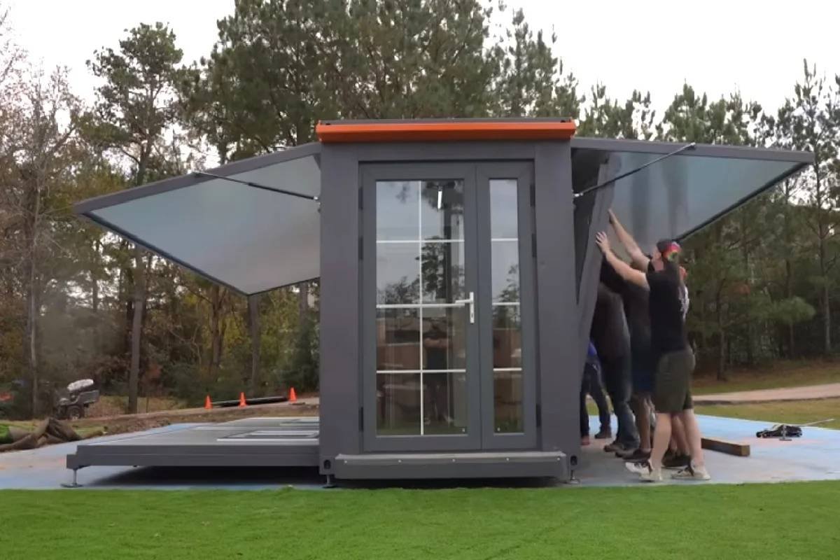 Incredible! A Homeless Man Receives His Folding House In A Box_2